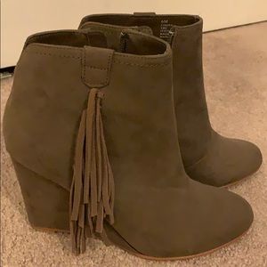 Size 6 tan suede zip up wedge booties